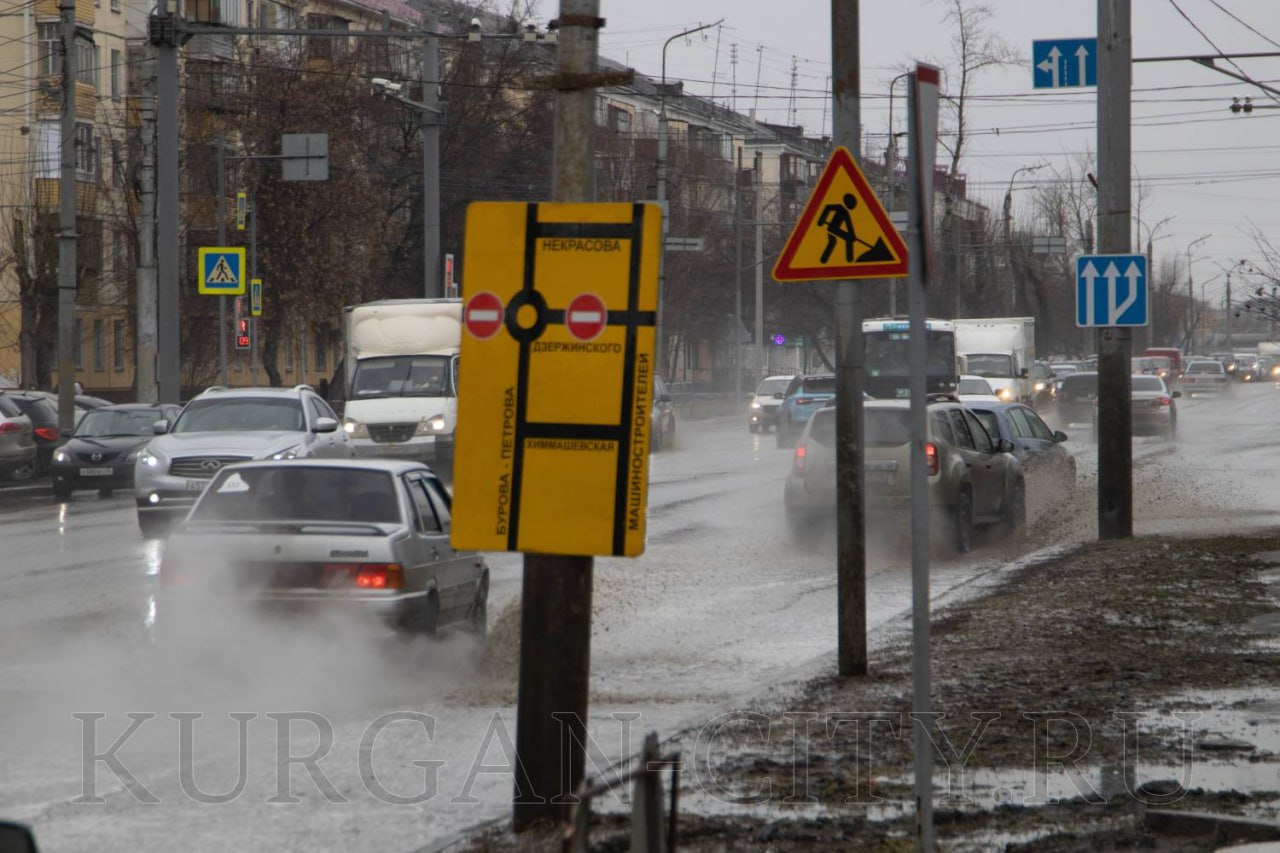 На проспекте Машиностроителей вода вышла на тротуар и подтопила раскопку —  Новый Мир