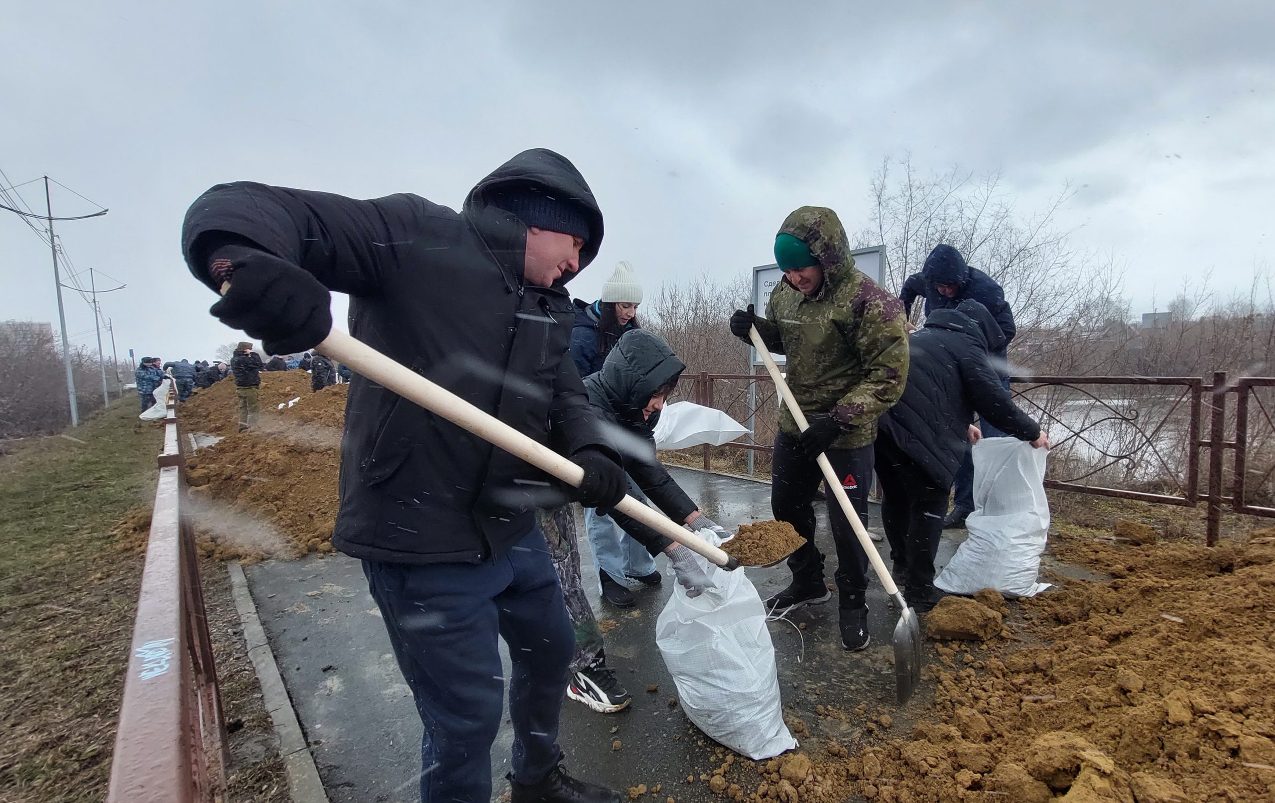 Судебные приставы пришли на помощь муниципалитетам в укреплении дамб |  11.04.2024 | Курган - БезФормата