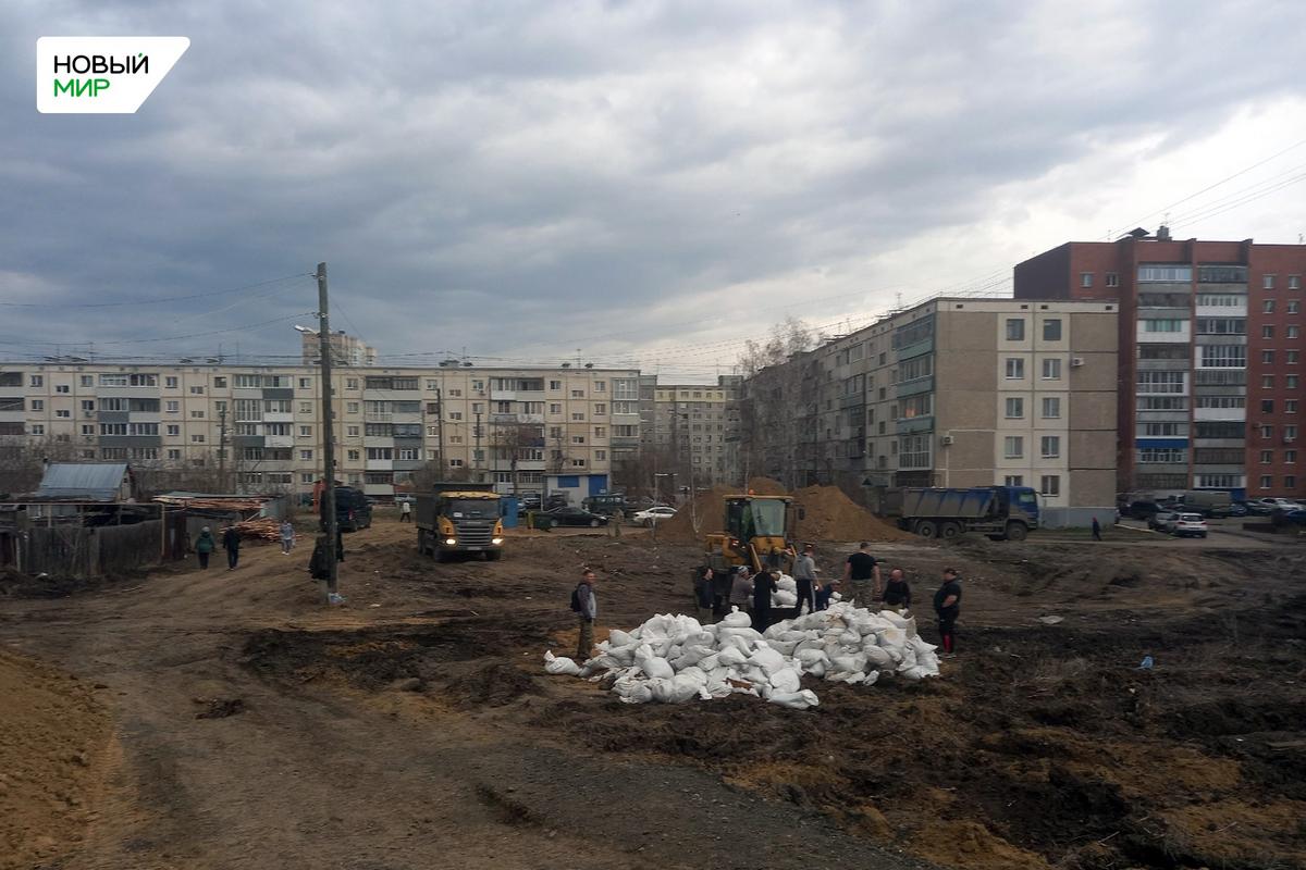 Курганцы круглосуточно поддерживают дамбу в Шевелёвке | 19.04.2024 | Курган  - БезФормата