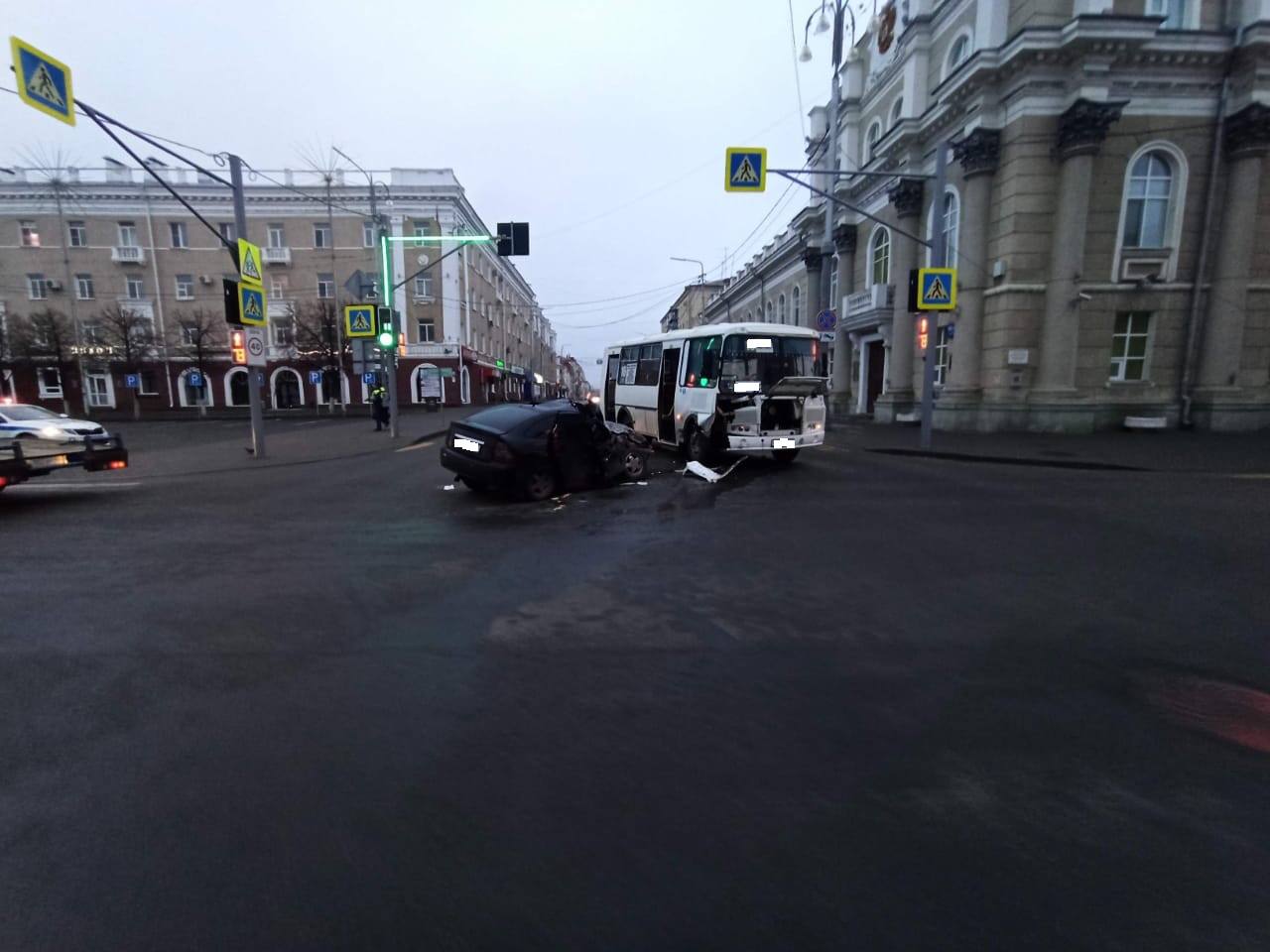 Пассажирский автобус в центре Кургана врезался в «Приору». Есть жертвы |  08.04.2024 | Курган - БезФормата