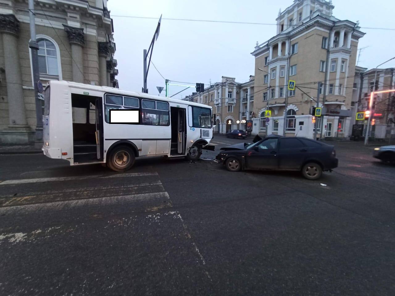 Пассажирский автобус в центре Кургана врезался в «Приору». Есть жертвы |  08.04.2024 | Курган - БезФормата